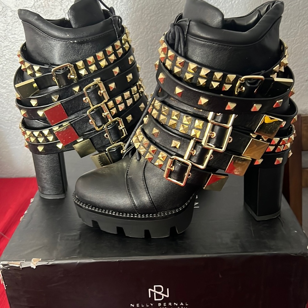 🖤🔥 BALCK NELLY BERNAL BOOTS WITH GOLD DETAIL STRAPS 🖤🔥